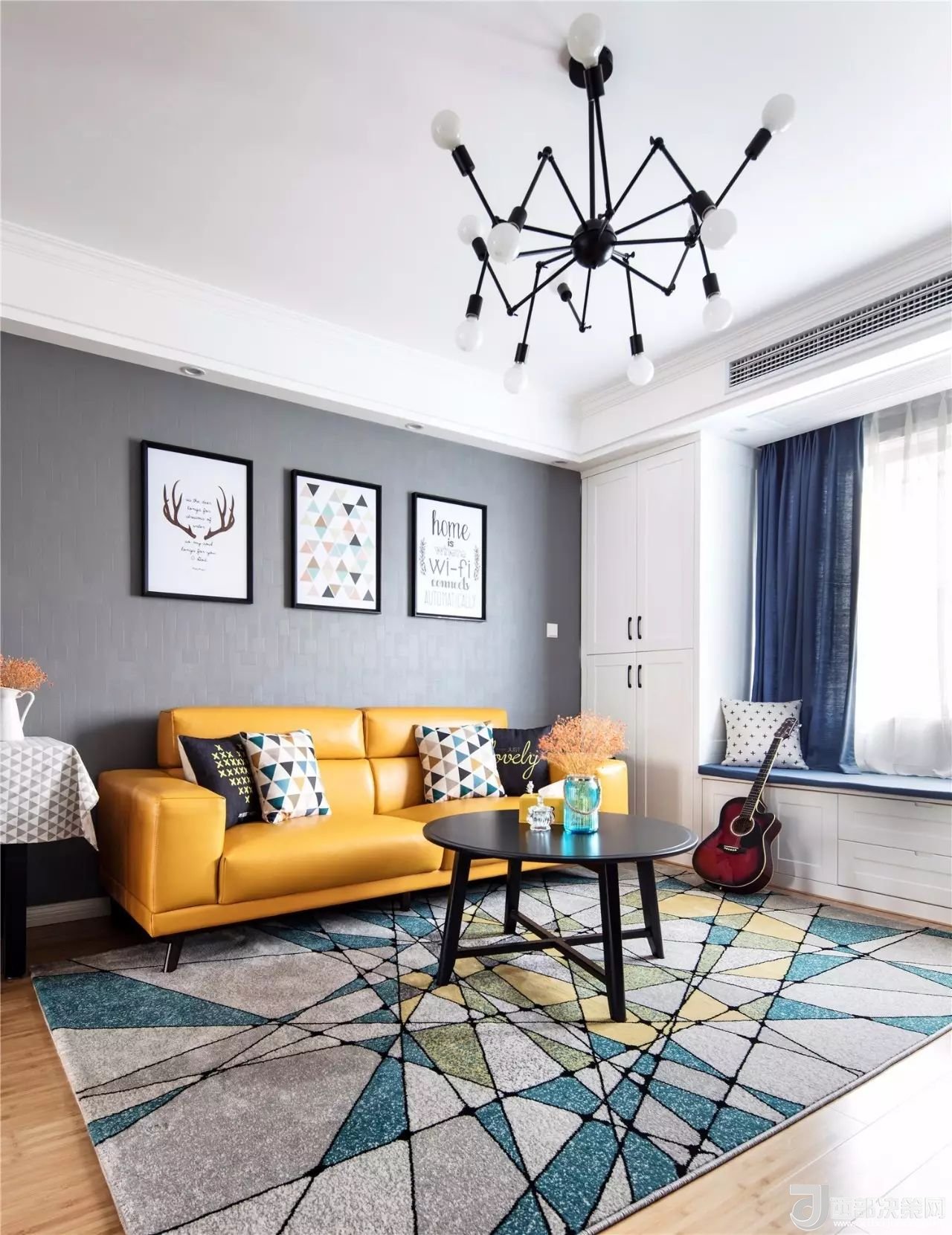 沙發(fā)背景墻選對裝飾畫，才能美了整個(gè)客廳空間！