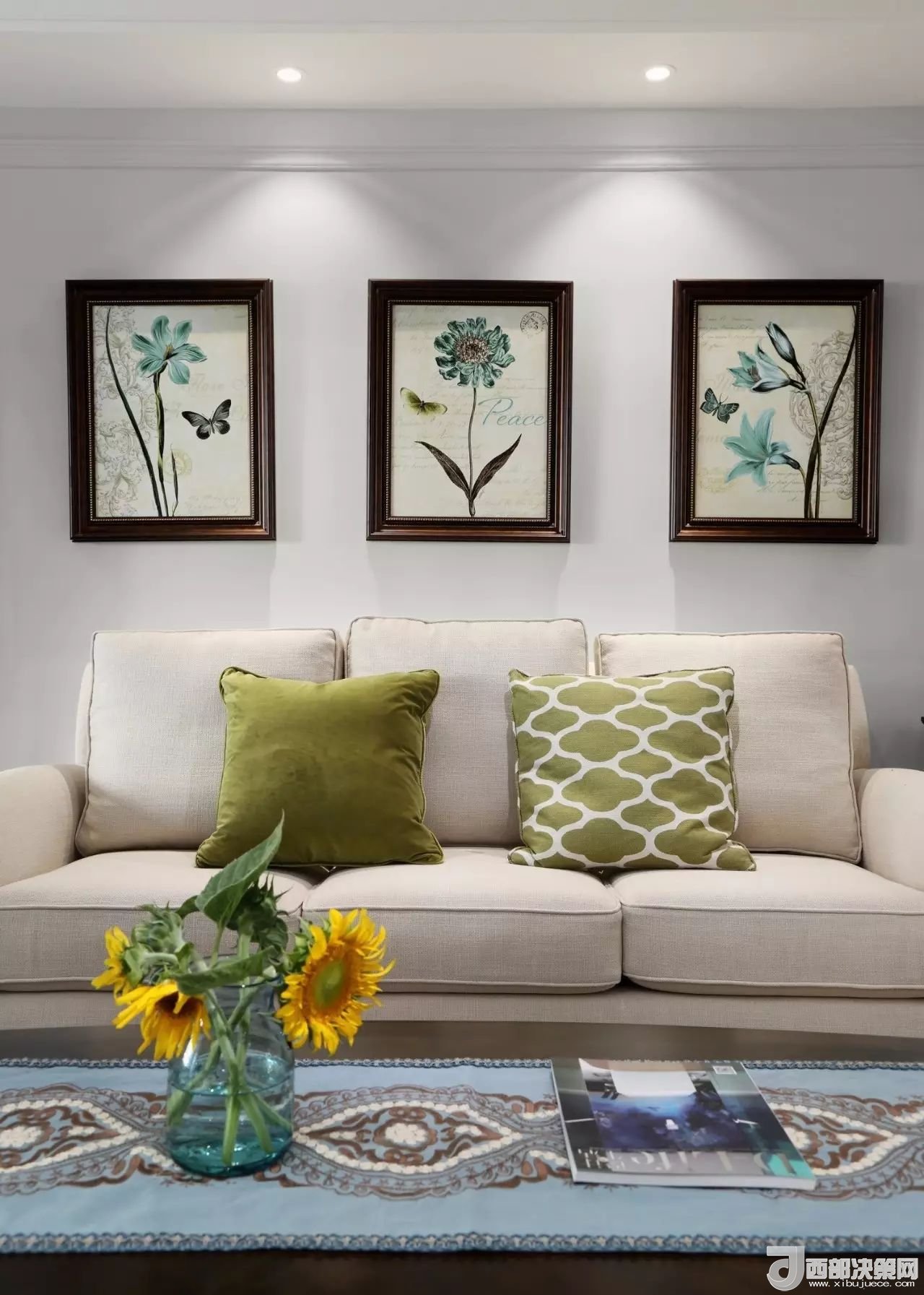 沙發(fā)背景墻選對裝飾畫，才能美了整個(gè)客廳空間！