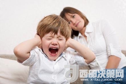 這時(shí)孩子可能會(huì)一直哭，甚至觀察父母的反應(yīng)。父母這時(shí)候可以讓他哭，哭累了自然就會(huì)停下，要讓孩子明白“鬧起來(lái)沒(méi)道理我不會(huì)心疼你”。