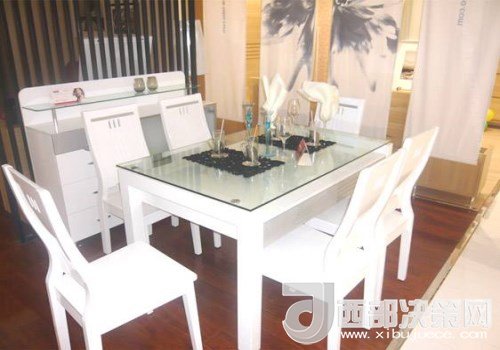 喜歡白色餐桌 但椅子該如何搭配？