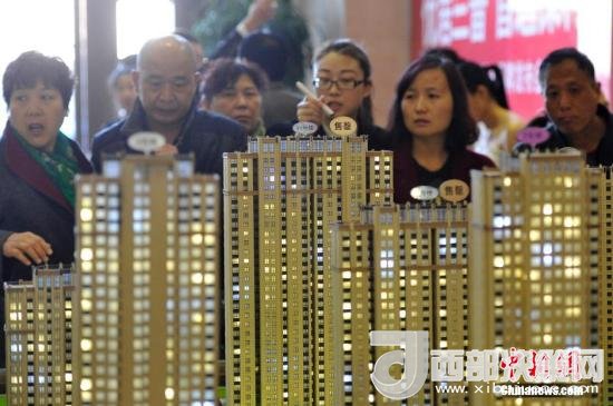 資料圖：民眾選購(gòu)商品房。 <a target='_blank' >中新社</a>記者 韋亮 攝