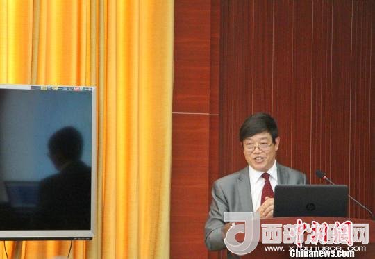 圖為中南大學(xué)教授歐陽友權(quán)在現(xiàn)場作了題為“我國文化產(chǎn)業(yè)發(fā)展的三大拐點與高校的責任”報告?！≮w曉 攝