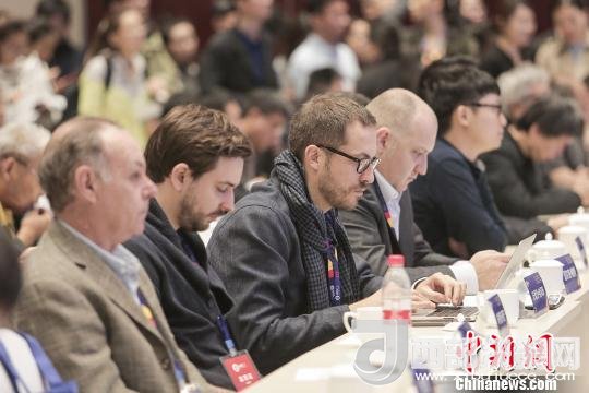 河北工業(yè)設(shè)計(jì)創(chuàng)新中心(以下簡(jiǎn)稱(chēng)HIDC)啟動(dòng)儀式暨“設(shè)計(jì)促轉(zhuǎn)型·創(chuàng)新贏未來(lái)”國(guó)際工業(yè)設(shè)計(jì)工作坊26日在河北省省會(huì)石家莊市舉行。圖為與會(huì)各國(guó)設(shè)計(jì)師?！⌒ば?攝