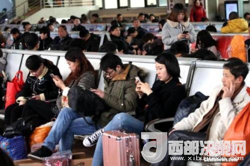 資料圖：移動(dòng)互聯(lián)網(wǎng)時(shí)代，旅客都拿著手機(jī)打發(fā)時(shí)間。<a target='_blank' >中新社</a>記者 王中舉 攝