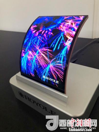 柔宇科技全柔性顯示屏在固定曲面上的應(yīng)用。　柔宇科技供圖 攝