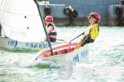 青島市北區(qū)立新小學(xué)學(xué)生參加2017年中國杯青少年帆船OP項(xiàng)目比賽。孫軍/攝