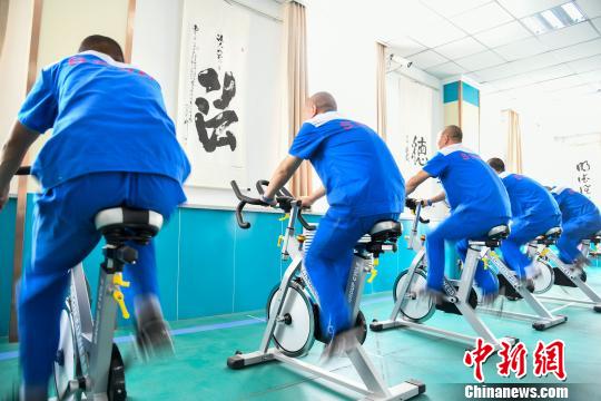 山西省戒毒人員正在進(jìn)行身體鍛煉?！⊥踅ㄜ?攝
