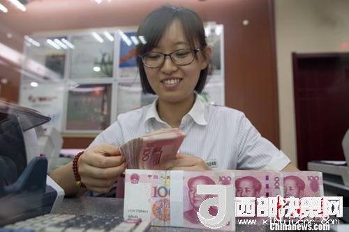 7月5日，山西太原一銀行工作人員正在清點(diǎn)貨幣。人民幣對(duì)美元匯率中間價(jià)在經(jīng)歷了過去11個(gè)交易中的10次下調(diào)后終于迎來大漲。5日，中國外匯交易中心公布人民幣對(duì)美元匯率中間價(jià)報(bào)6.6180，較前一交易日大幅上調(diào)415個(gè)基點(diǎn)，創(chuàng)下自2017年10月11日以來的最大升幅。<a target='_blank' >中新社</a>記者 張?jiān)?攝