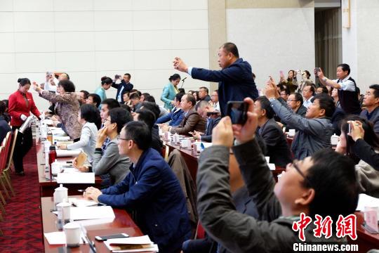 圖為與會(huì)嘉賓認(rèn)真聽(tīng)取專家演講?！±铍h 攝