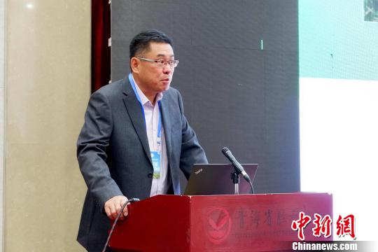 圖為青海省農(nóng)林科學(xué)院副院長(zhǎng)、國(guó)家大麥青稞產(chǎn)業(yè)技術(shù)體系崗位科學(xué)家遲德釗正在發(fā)言?！±铍h 攝