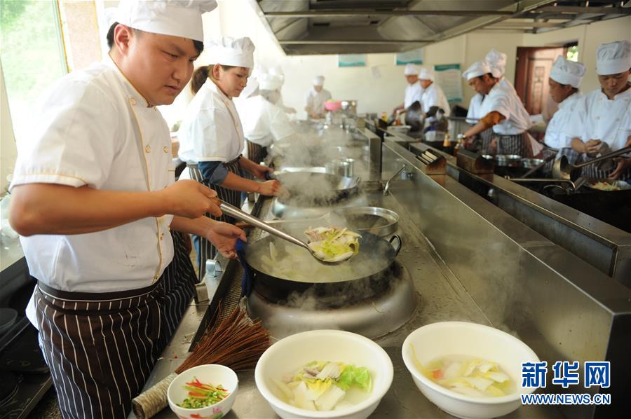 (壯麗70年·奮斗新時(shí)代——共和國(guó)發(fā)展成就巡禮·圖文互動(dòng))(5)多彩貴州闖新路