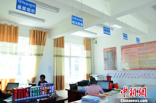 圖為塔秀村的便民服務大廳。　魯?shù)り?攝