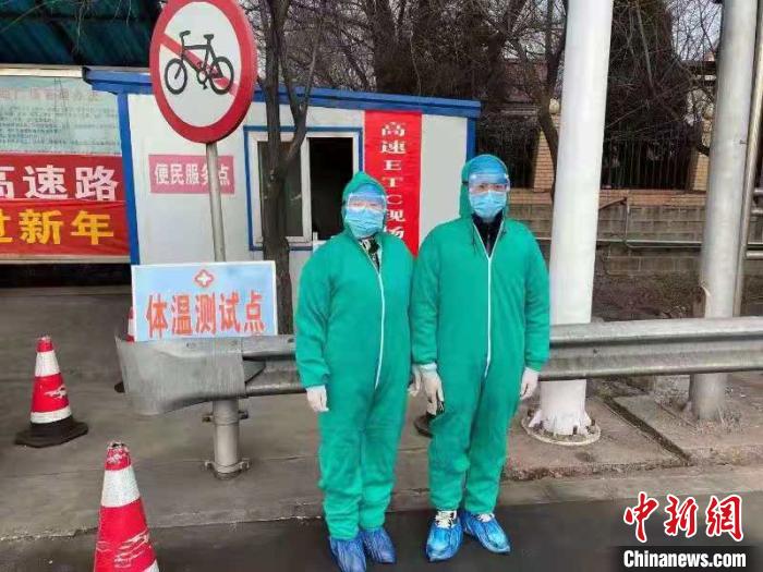 鄉(xiāng)鎮(zhèn)衛(wèi)生院和社區(qū)衛(wèi)生中心工作人員排查發(fā)熱患者。　介休市醫(yī)療集團(tuán)供圖 攝