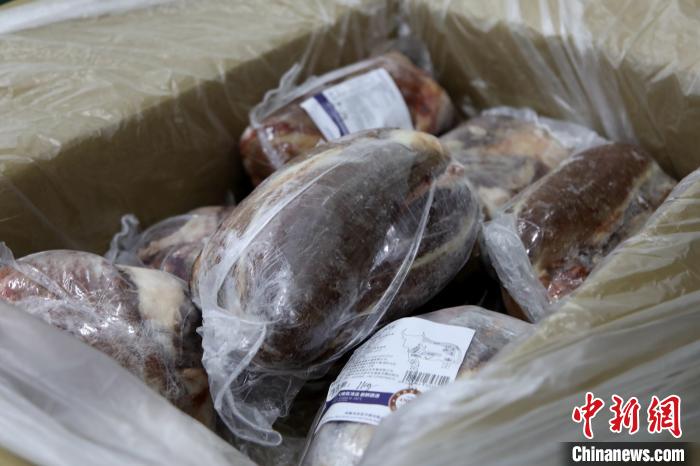 當雄縣援鄂物資中的牦牛肉，圖中的為腱子肉，是牦牛肉中的“極品”?！‘斝劭h 供圖 攝