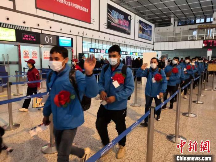 外出務(wù)工人員有序排隊(duì)辦理登記手續(xù)?！O友軍 攝