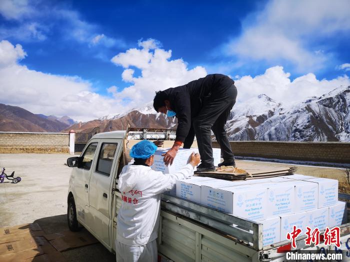 圖為工作人員搬運(yùn)物資。堆龍德慶區(qū)宣傳部供圖