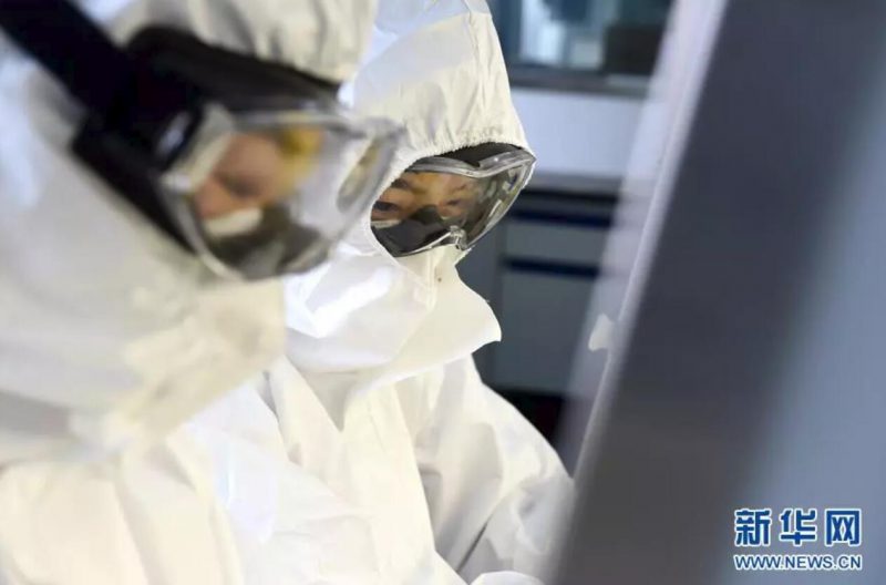 ▲資料圖片：負責新型冠狀病毒核酸檢測的工作人員，在實驗室進行樣本處理。（新華社發(fā) 周牧 攝）
