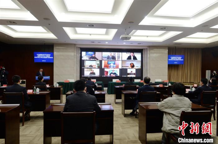 青羊區(qū)2020年重大項(xiàng)目在線集中簽約儀式現(xiàn)場(chǎng)。青羊區(qū)委宣傳部供圖