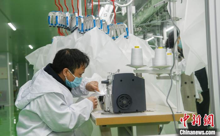 工人生產(chǎn)防護服，保障抗疫物資供應。廣安市委宣傳部供圖