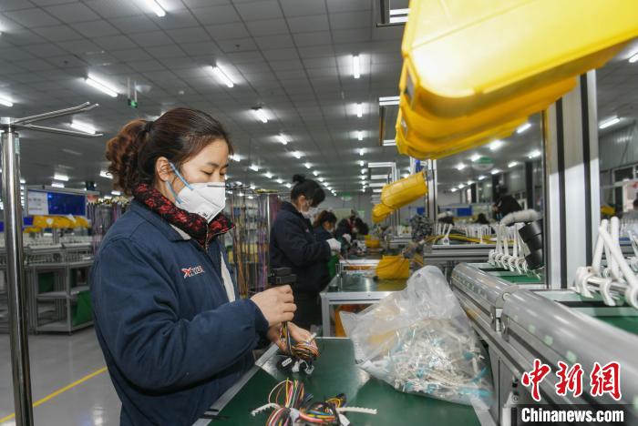 工人戴著口罩搶抓生產(chǎn)。　康建林 攝