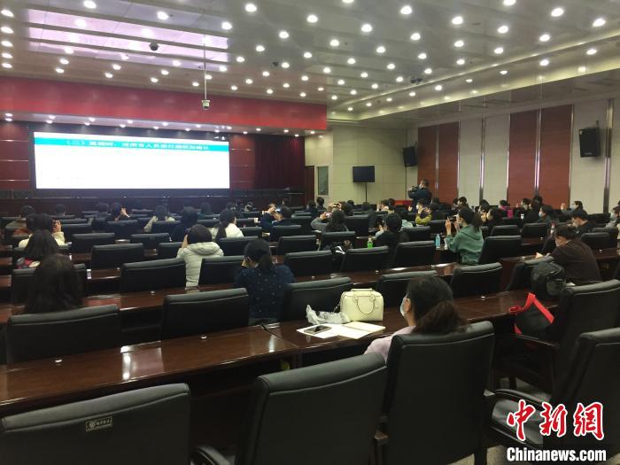 山西選派554名疫情防控指導(dǎo)員駐校指導(dǎo)高三年級(jí)開學(xué)疫情防控?！「呷鸱?攝