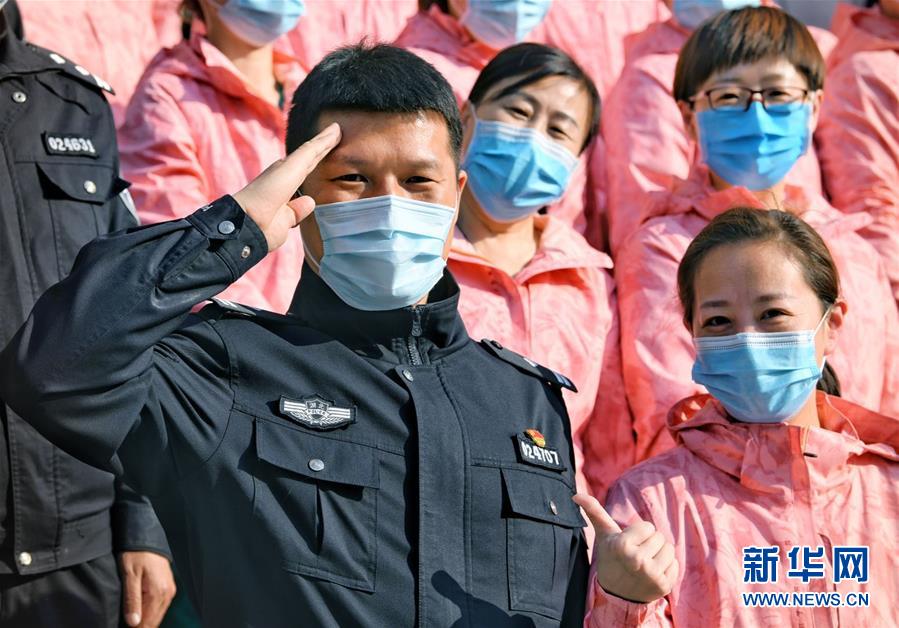 （習近平致敬的戰(zhàn)“疫”英雄·公安干警篇·圖文互動）（1）他們，抗疫一線鑄警魂