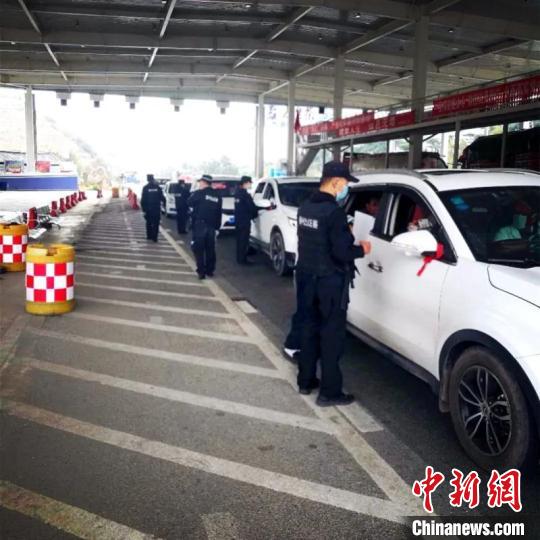 圖為云南一邊境檢查站防控疫情同時(shí)嚴(yán)防境外毒品滲透。　云南省公安廳供圖 攝