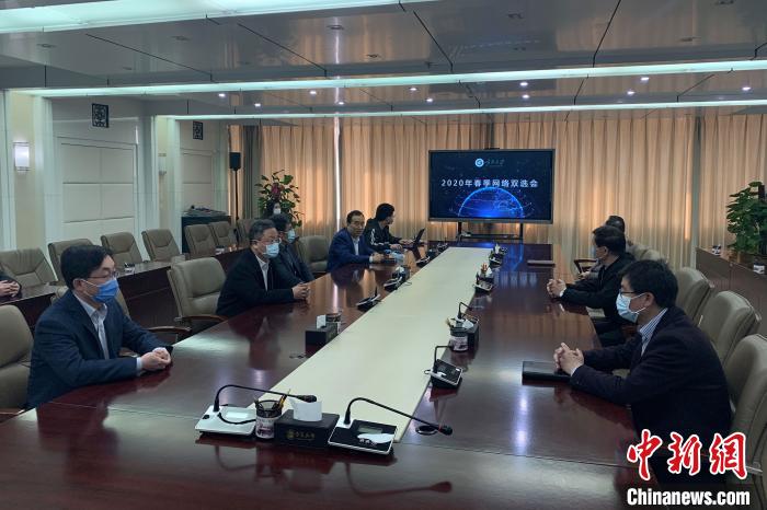 寧夏大學2020年春季首場綜合類“網(wǎng)絡雙選會”現(xiàn)場?！±钆迳?攝