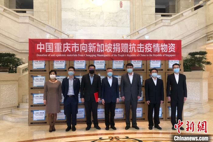 圖為捐贈(zèng)方與接收方代表合影留念?！⑾嗔?攝