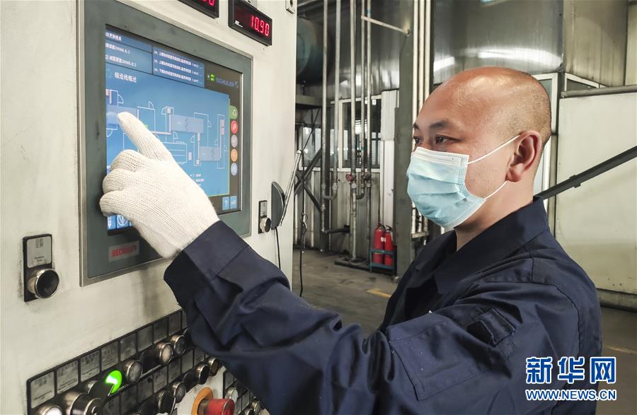 （在習近平新時代中國特色社會主義思想指引下——新時代新作為新篇章·習近平總書記關切事·圖文互動）（2）汗水的味道——記錄奮戰(zhàn)在復工復產一線的勞動者