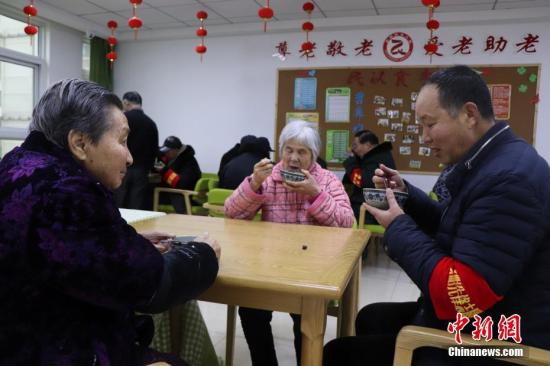 1月13日，志愿者為社區(qū)養(yǎng)老院送臘八粥。當日是中國傳統(tǒng)臘八節(jié)，安徽省合肥市濱湖欣園社區(qū)志愿者為社區(qū)養(yǎng)老院送去臘八粥、慰問品和節(jié)日的祝福。<a target='_blank'  data-cke-saved- >中新社</a>發(fā) 余秀娟 攝