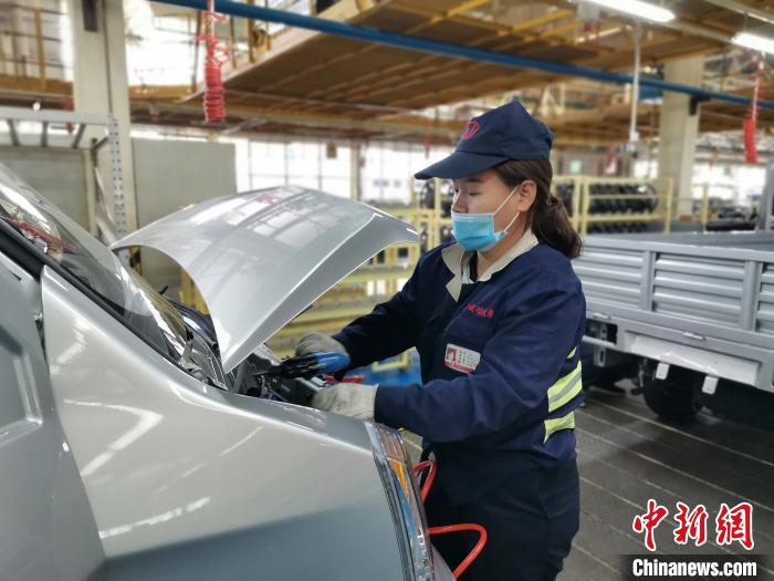 在滿足國外市場供應的同時，成功汽車也緊盯國內(nèi)市場，拓渠道保銷量。　高飛 攝