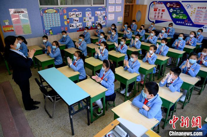 學(xué)校是人群密集場所，山西省疫情防控工作領(lǐng)導(dǎo)小組要求，要周密閉環(huán)做好疫情防控?！№f亮 攝