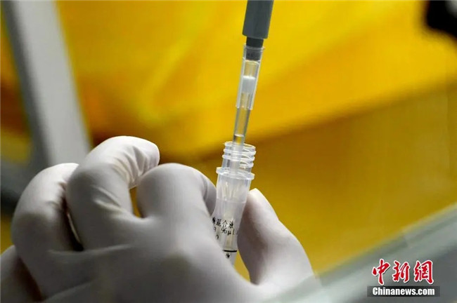 資料圖：工作人員正在準(zhǔn)備檢測試劑。<a target='_blank'  data-cke-saved- >中新社</a>記者 王東明 攝