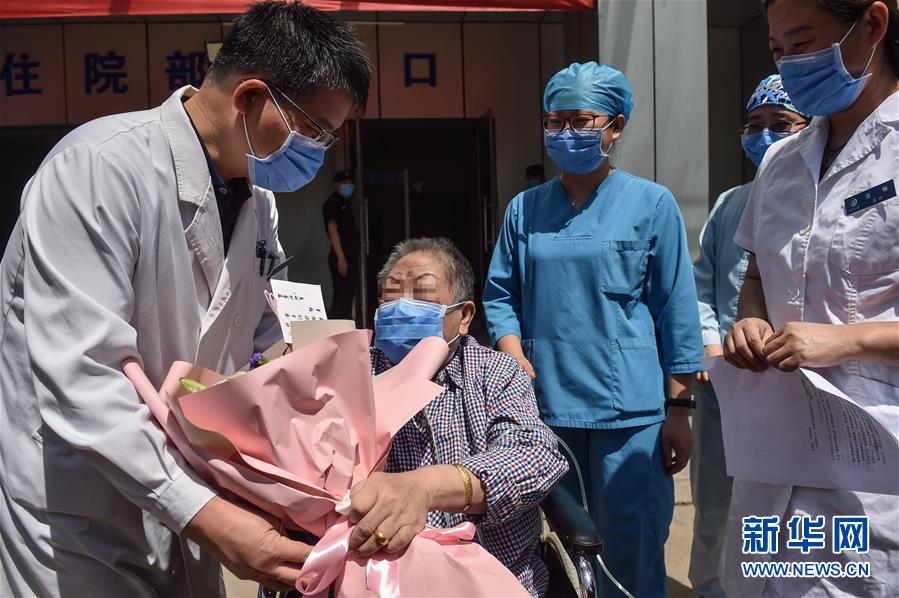 （新華全媒頭條·圖文互動）（1）“始終把人民群眾生命安全和身體健康放在第一位”——中國抗疫彰顯“生命至上、人民至上”理念