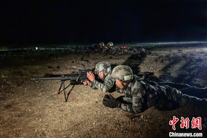 夜間狙擊手摧毀敵探照燈?！∑呀?攝