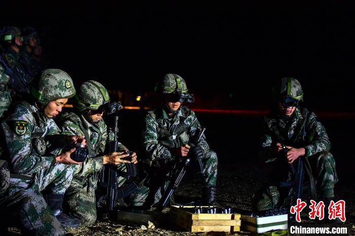 戰(zhàn)士正在補充彈藥。　蒲津 攝