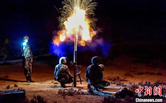 演練中偵察兵在夜間利用迫擊炮摧毀敵輕型裝甲?！」鶘|東 攝