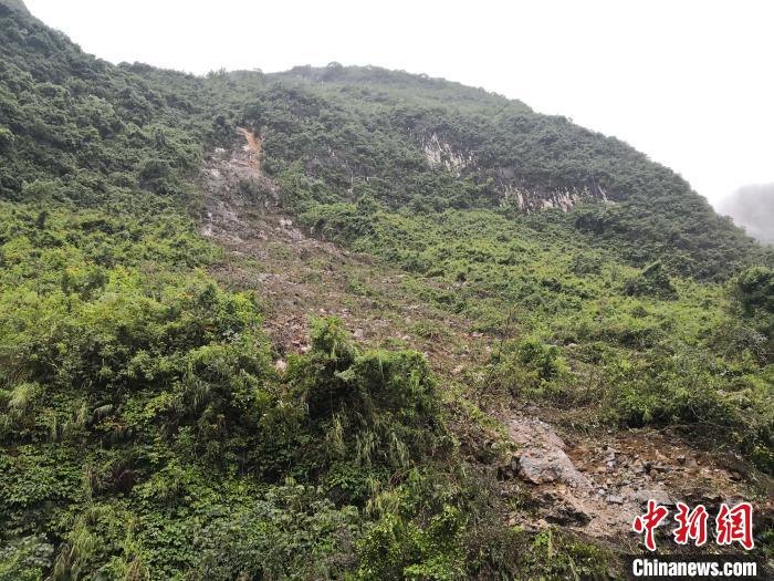 山體滑坡處?！↑S鵬 攝