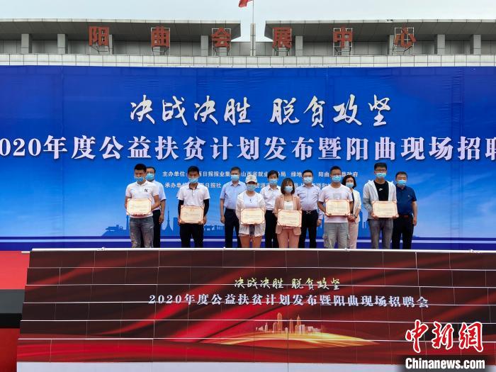 在現(xiàn)場，綠地集團與困難就業(yè)群體就業(yè)代表簽署勞務合同，并為首批6名就業(yè)代表頒發(fā)上崗證書。　屈麗霞 攝