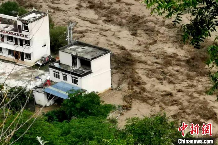 洪水淹沒房屋。　丹巴宣提供 攝