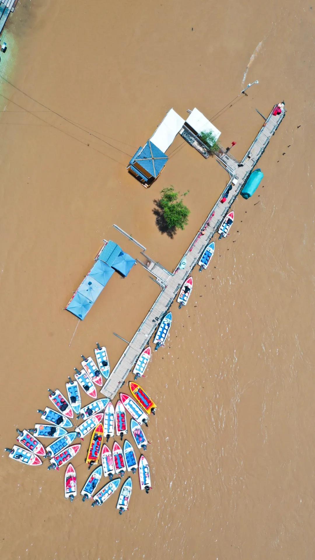 ▲圖為6月27日已暫時(shí)關(guān)閉的黃河蘭州段一處快艇碼頭（無人機(jī)照片）。新華社發(fā)（郎兵兵 攝）