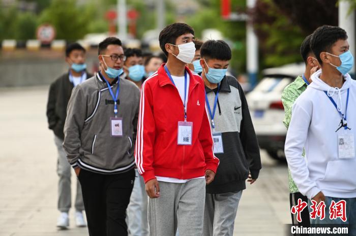 7月7日，考生在拉薩三高考點外有序排隊，等待進入考場?！『闻罾?攝