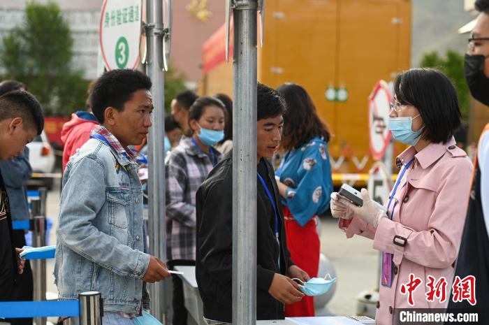 7月7日，考生在拉薩三高考點外進行身份證件核驗?！『闻罾?攝