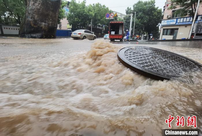 圖為重慶萬州城區(qū)積水嚴重?！≈貞c萬州區(qū)委宣傳部供圖 攝