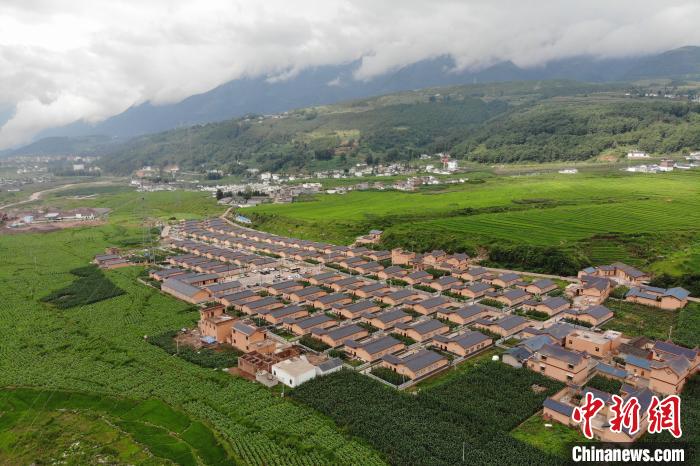 甲甲溝村新建農(nóng)房掩映在農(nóng)作之間?！埨?攝