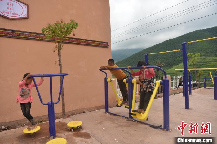 甲甲溝村里玩耍的孩子?！埨?攝