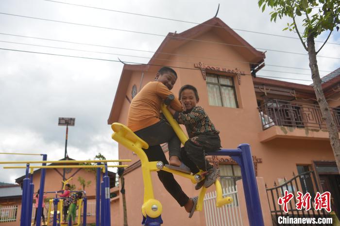 甲甲溝村里玩耍的孩子。　張浪 攝
