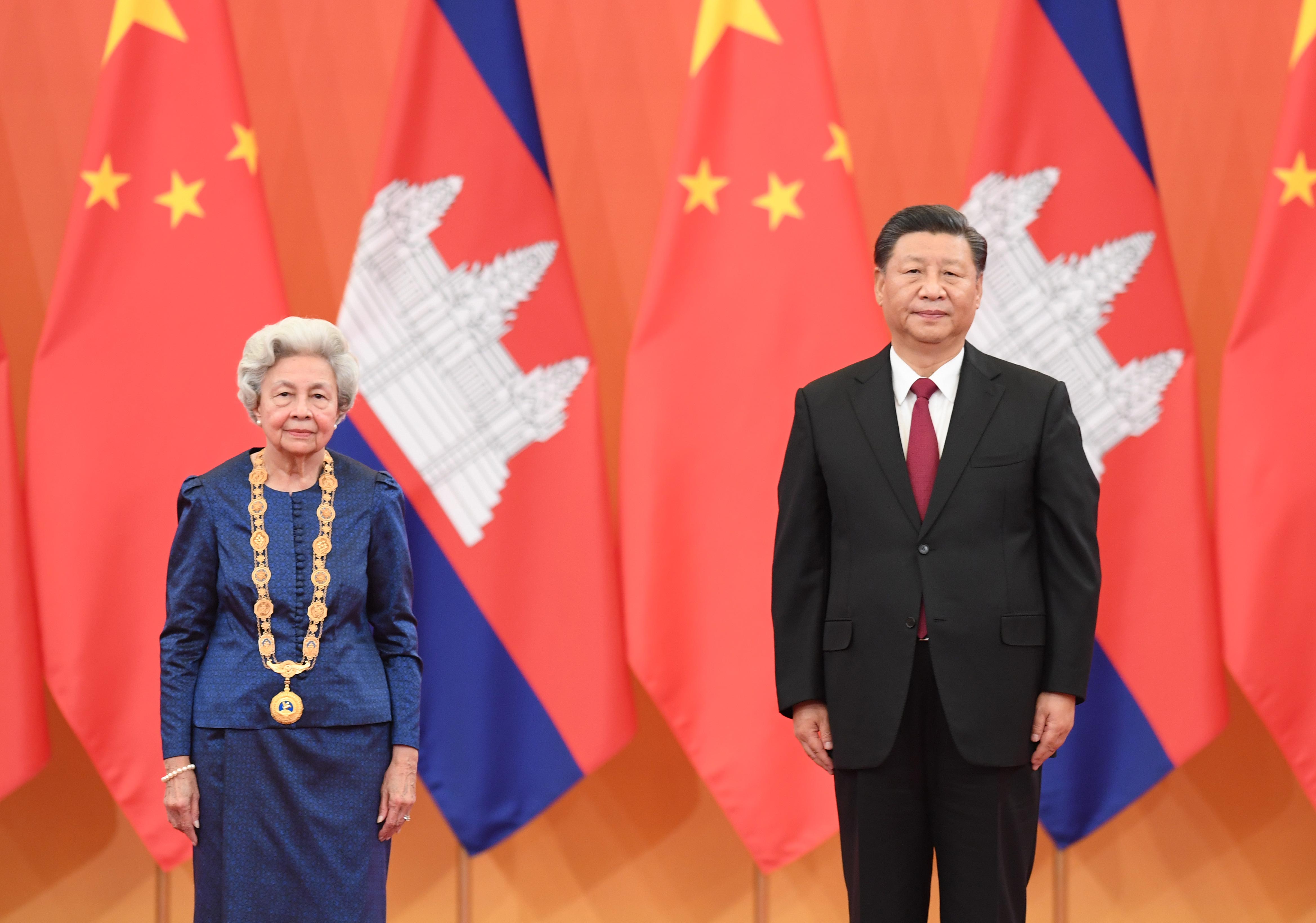 11月6日，國家主席習(xí)近平在北京人民大會(huì)堂為柬埔寨太后莫尼列舉行中華人民共和國“友誼勛章”頒授儀式。
