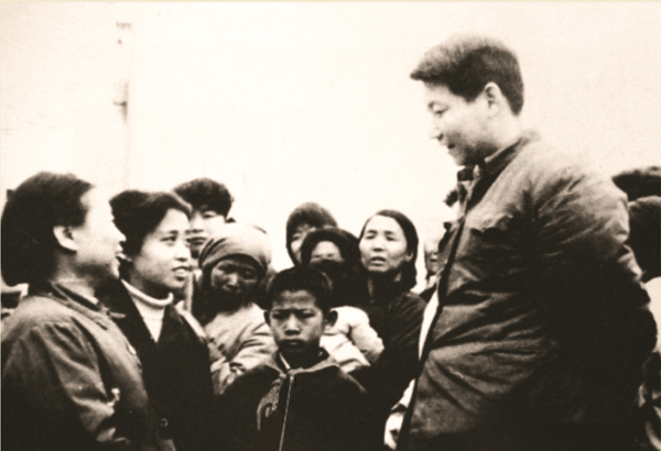 1983年，時(shí)任中共正定縣委書記的習(xí)近平同群眾交談。